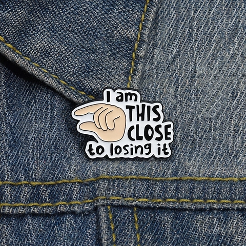 Broche de Aleación Esmaltado Minimalista I Am This Close To Losing It Humor Slogan Insignia para Ropa Accesorios de Mochila