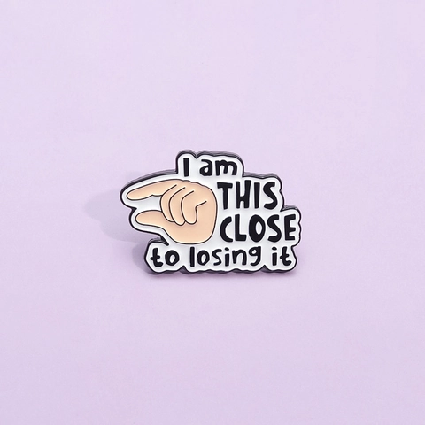 Broche de Aleación Esmaltado Minimalista I Am This Close To Losing It Humor Slogan Insignia para Ropa Accesorios de Mochila