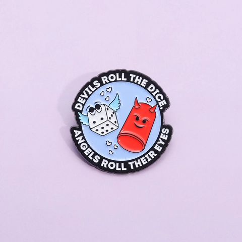 Spilla in Smalto Cartoon Diavolo Dado Devils Roll Dice Angels Roll Eyes Citazione Distintivo in Lega per Zaino Abbigliamento