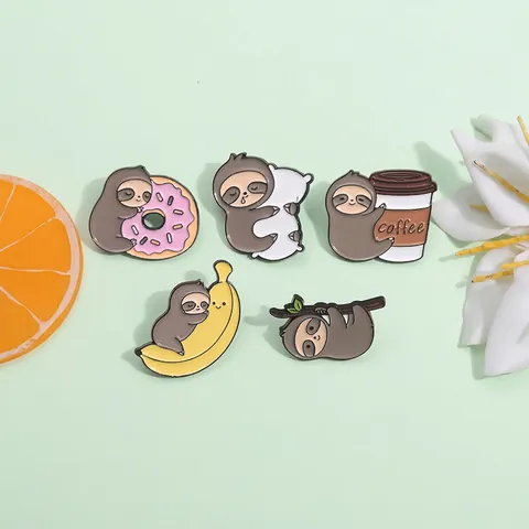Simpatico Bradipo Smalto Spilla Badge Lega Bradipo Abbracciando Ciambella Banana Tazza Di Caffè Spilla In Metallo Per Abbigliamento Borse Decorazione