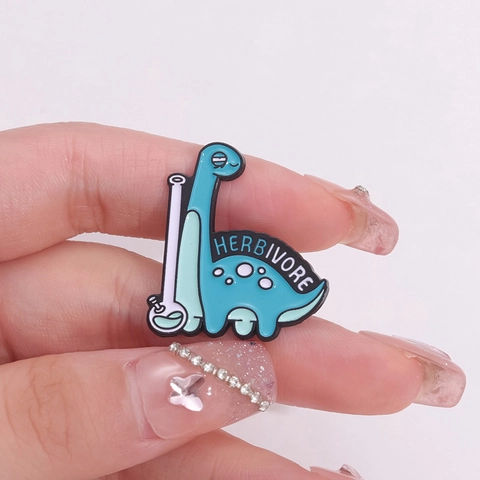Simpatica Spilla in Smalto a Forma di Dinosauro Blu Cartone Animato Lettera Herbivore Spilla in Lega per Zaino Accessori