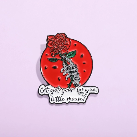 Broche de Aleación Gótico Mano de Esqueleto Sosteniendo Rosa Roja Esmalte Pin Serie Cine Insignia Circular Retro Personalidad Joyería Accesorio Hombre Mujer