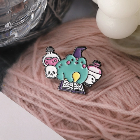 Broche Émail Grenouille Sorcière Magique Dessin Animé Alliage Potion Rose Badge Crâne pour Décoration Sac Vêtements Bijoux Femme