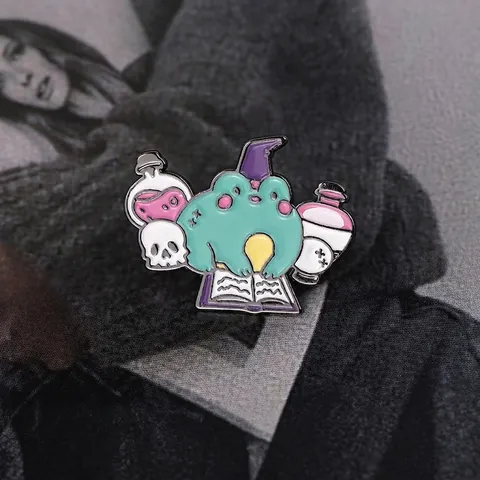 Broche Émail Grenouille Sorcière Magique Dessin Animé Alliage Potion Rose Badge Crâne pour Décoration Sac Vêtements Bijoux Femme