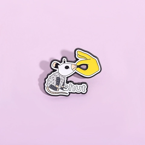 Lustige Cartoon Opossum Shut Up Meme Emaille Pin Legierung Lack Brosche Abzeichen Zubehör Für Rucksäcke Taschen Kleidung Schmuck Unisex