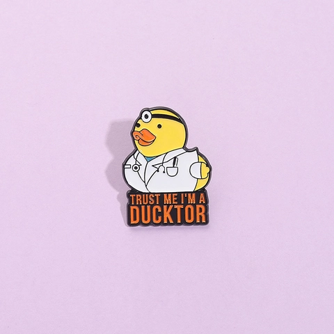 Spilla in Smalto a Forma di Anatra Dottore Creativa Trust Me I Am A Ducktor Gioco di Parole Medico Distintivo Divertente Lega Pin Unisex Gioielli