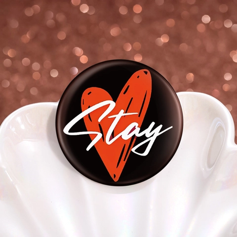 Stay Spilla a Distintivo Rotonda a Cuore in Lega di Zinco per Decorazione Zaino Abbigliamento Pin con Lettera Artistica Nero Rosso Bianco