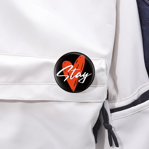 Stay Spilla a Distintivo Rotonda a Cuore in Lega di Zinco per Decorazione Zaino Abbigliamento Pin con Lettera Artistica Nero Rosso Bianco