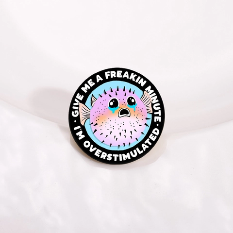 Pin de Esmalte Pez Globo Humor Dibujos Animados Insignia Overstimulated Redonda de Aleación de Zinc Broche Accesorio