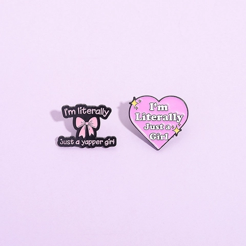 Spilla in Smalto a Cuore Rosa e Fiocco Nero con Citazione Divertente I'm Literally Just A Girl Distintivo per Zaino