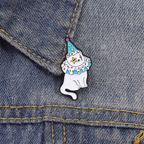 Cartoon Clown Katze Emaille Brosche Niedliche Weiße Zauberhut Katze Legierung Pin Mode Schmuck Revers Abzeichen Für Taschen Kleidung