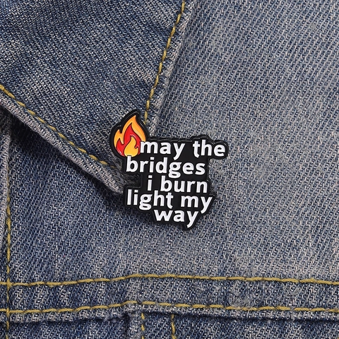 Broche en Émail avec Citation Inspirante May The Bridges I Burn Light My Way Badge Flamme Bijoux de Mode en Alliage Personnalisés