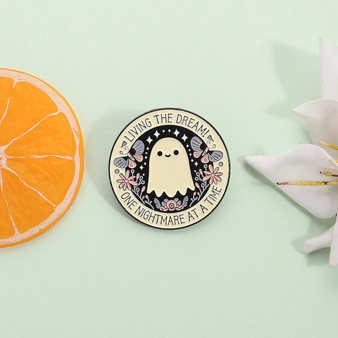 Spilla in Smalto Fantasma Cartoon Living The Dream One Nightmare At A Time Distintivo Spilla Tonda in Lega per Borse Abbigliamento Regalo Halloween