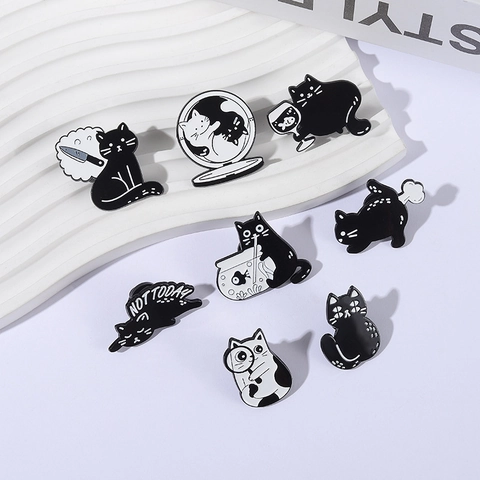 Divertente Set di Spille Smaltate Gatto Cartone Animato Bianco Nero Gattino Coltello Spilla Simpatico Distintivo Animale per Zaino