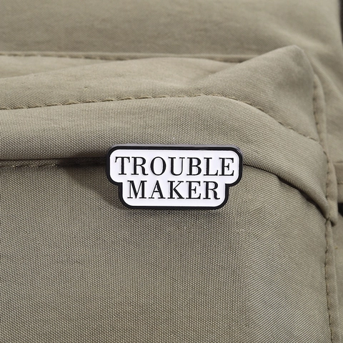 Broche de Esmalte con Letras de Trouble Maker Pin Creativo de Dibujos Animados Insignia de Aleación Joyería Lacada para Mochila Ropa