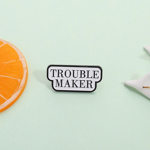 Trouble Maker Emaille Pin Brosche Legierung Emaille Buchstabe Slogan Abzeichen Für Kleidung Rucksack Damen Herren Mode Schmuck