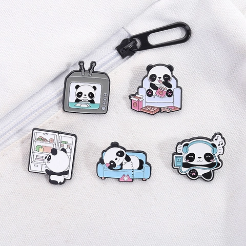 Spilla in Smalto Cartoon Panda Simpatica Scena di Vita Quotidiana Distintivo in Metallo per Decorazione Borsa Abbigliamento Regalo