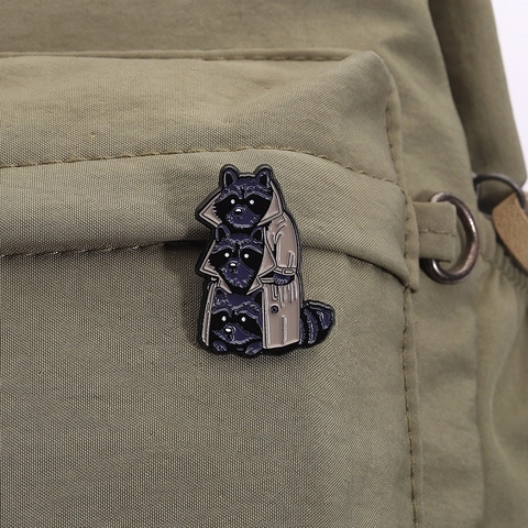 Kreative Cartoon Waschbär Trenchcoat Gestapelte Emaille Brosche Spaß Tier Legierung Pin Abzeichen Für Kleidung Rucksack