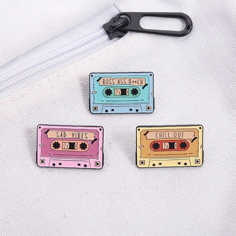 Broche en Émail de Cassette Rétro Alliage Dessin Animé Musique Slogan Badge Accessoire de Sac à Dos Bijoux Cadeau