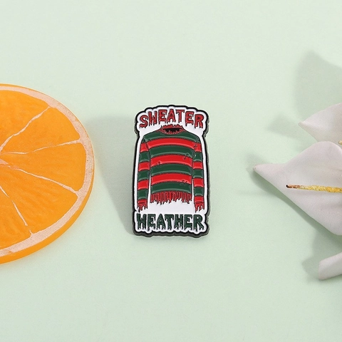 Broche en Alliage de Zinc Pull à Rayures Rouge Vert Inspirée des Films d'Horreur Sweater Weather Badge Créatif Halloween