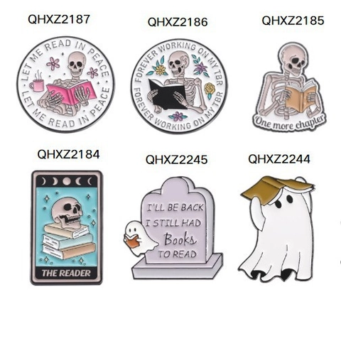 Divertente Spilla in Smalto con Scheletro e Fantasma che Legge un Libro Distintivo in Lega a Forma di Cartone Animato Accessorio per Vestiti e Zaino