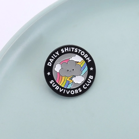 Daily Shitstorm Survivors Club Pin Cartoon Wolke Regenbogen Rund Emaille Brosche Legierung Abzeichen Für Taschen Kleidung