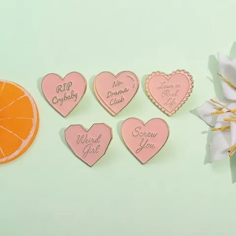 Pin de Esmalte Corazón Rosa Lindo Broche con Slogan de Aleación de Zinc para Mujer Insignia de Dibujos Animados Joyería de Moda