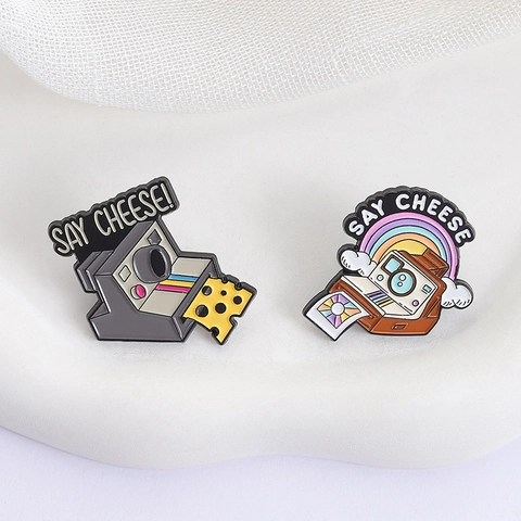 Creatieve Retro Camera Emaille Brosche Grappige Say Cheese Regenboog Emaille Pin Badge Voor Rugzak Zinklegering Sieraden