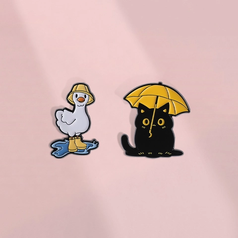 Süße Cartoon Emaille Pin Schwarze Katze Mit Gelbem Schirm Weiße Ente Regenstiefel Legierung Brosche Für Rucksack Kleidung Deko