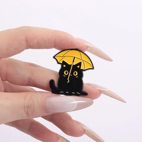 Süße Cartoon Emaille Pin Schwarze Katze Mit Gelbem Schirm Weiße Ente Regenstiefel Legierung Brosche Für Rucksack Kleidung Deko