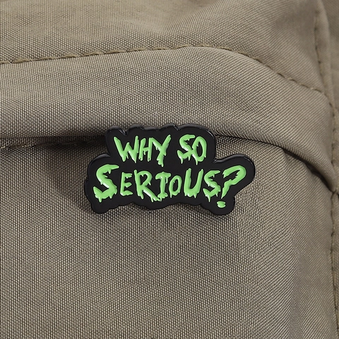 Spilla Citazione Why So Serious in Lega Smaltata Personalizzata Forma a Lettera Carattere Fuso Distintivo in Metallo per Abiti