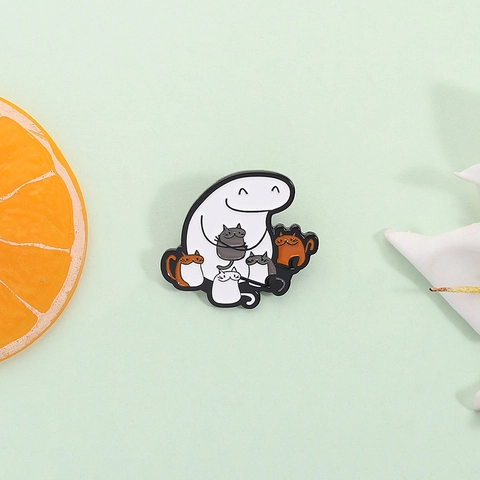 Süße Cartoon Emaille Brosche Weiße Figur Die Katzen Hält Lustiges Meme Legierung Tropföl Reversnadel Katzenliebhaber Schmuck Geschenk