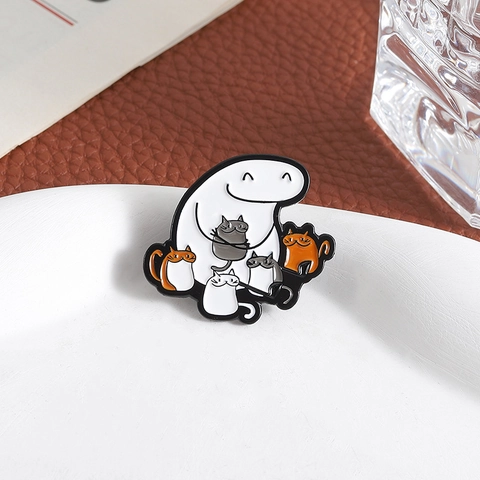 Süße Cartoon Emaille Brosche Weiße Figur Die Katzen Hält Lustiges Meme Legierung Tropföl Reversnadel Katzenliebhaber Schmuck Geschenk