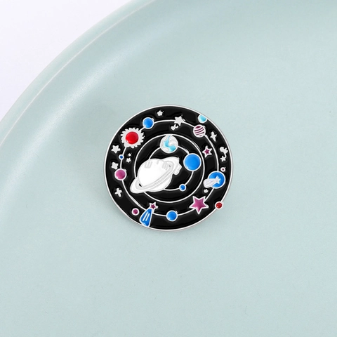 Creatieve Astronaut Ruimte Planeet Emaille Brosche Pin Rond Sterrenhemel Universum Badge Voor Kleding Rugzak Accessoires Cadeau