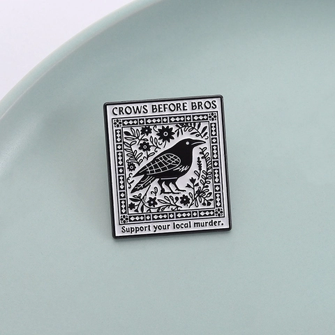 Spilla a Bottone in Smalto Corvo Scuro Gotico Bianco E Nero Distintivo in Lega di Zinco Con Motivo Floreale Slogan Crow Before Bros