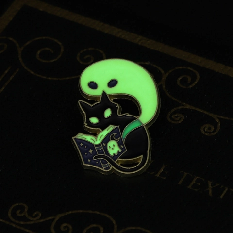 Spilla di Halloween Stile Magico Gatto Nero Fantasma Lettura Libro Magico Spilla Creativa Smalto Luminoso Distintivo Gioielli Regalo
