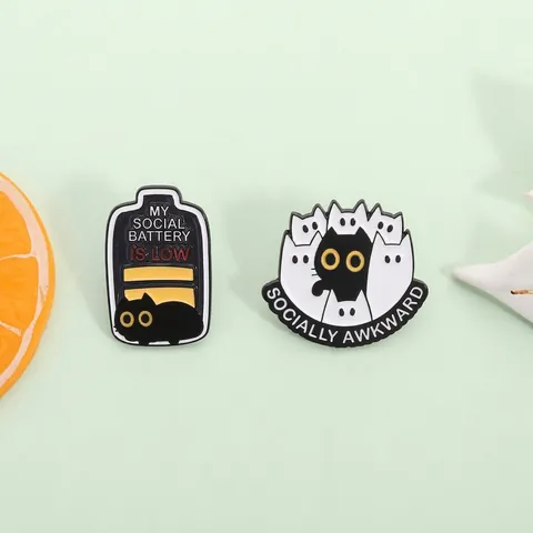 Broches En Émail Chat Noir Dessin Animé Drôle Socially Awkward My Social Battery Is Low Badges En Alliage Pour Décoration Sac À Dos Vêtements