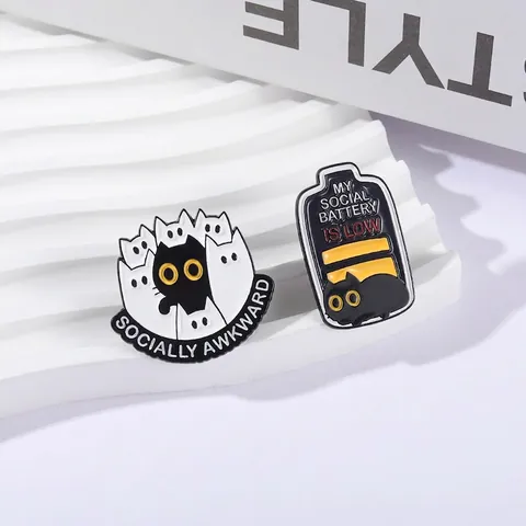 Broches En Émail Chat Noir Dessin Animé Drôle Socially Awkward My Social Battery Is Low Badges En Alliage Pour Décoration Sac À Dos Vêtements