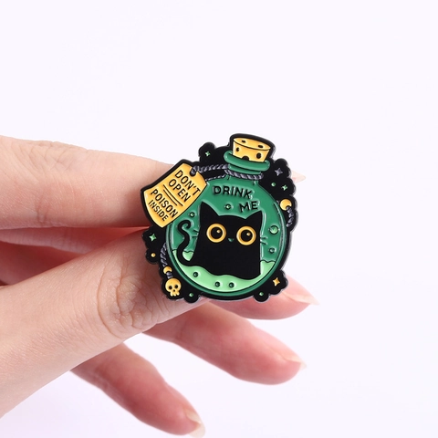 Broche de Esmalte Gato Negro Frasco de Poción Magia Oscura Drink Me Poison Inside Insignia Dibujos Animados Aleación Joyería