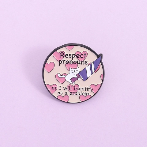 Insigne en Émail Chat de Dessin Animé avec Couteau Violet Badge Meme Rond en Alliage de Zinc Broche Cœur pour Sac à Dos Vêtements