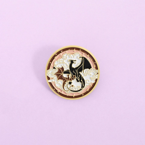 Broche de Esmalte de Dragón Negro de Fantasía Insignia de Metal de Fourth Wing Personalizada Pin de Criatura Mítica de Dibujos Animados para Decoración de Ropa Mochila Regalo Unisex