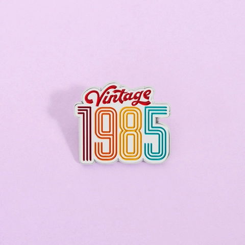 Vintage 1985 Zinklegierung Emaille Brosche Retro Regenbogen Streifen Buchstaben Anstecknadel Abzeichen Schmuck Für Kleidung