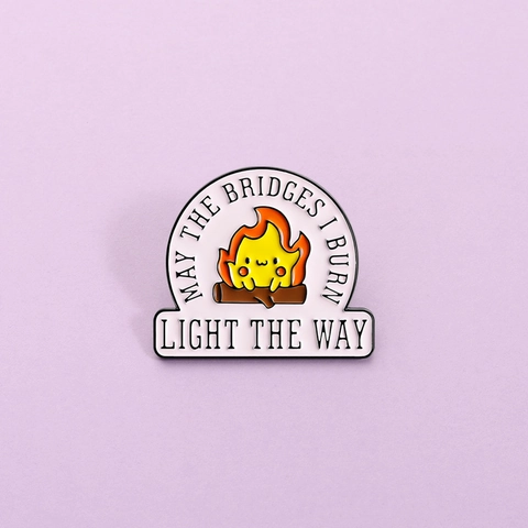 Broche en Émail Mignonne Personnage de Flamme Badge en Alliage de Zinc Avec Citation Inspirante May The Bridges I Burn Light The Way Bijoux