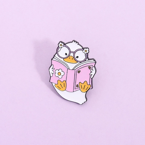 Broche en Émail de Canard de Lecture de Dessin Animé Mignon Créatif Badge en Alliage de Zinc pour Vêtements Sacs à Dos Bijoux Animaux Unisexe