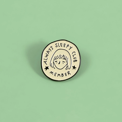 Cartoon Always Sleepy Club Member Emaille Anstecknadel Runde Legierung Brosche Humorvoll Verschlafenes Gesicht Abzeichen Für Rucksack Kleidung