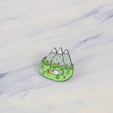 Broche en Émail Montagne de Camping Dessin Animé Aventure en Plein Air Sommet Enneigé Tente Feu de Camp Alliage Badge Commémoratif pour Sac à Dos
