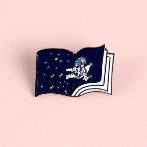 Creativa Spilla in Smalto a Forma di Libro dello Spazio con Astronauta in Cartone Animato Distintivo in Lega Gioielli di Moda per Zaino
