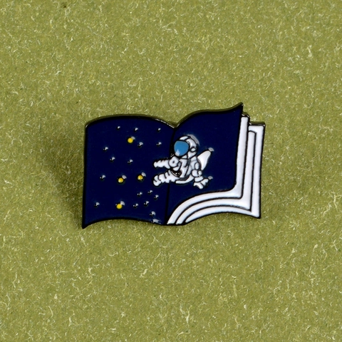 Creativa Spilla in Smalto a Forma di Libro dello Spazio con Astronauta in Cartone Animato Distintivo in Lega Gioielli di Moda per Zaino