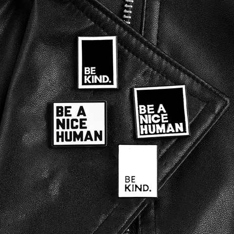 Spilla Pin in Smalto Verniciato in Lega BE A NICE HUMAN BE KIND Distintivo con Citazione Scritta Minimalista Nero Bianco Per Decorazione Vestiti Regalo Creativo Gioielli Unisex