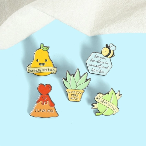 Simpatico Set di Spille in Smalto a Forma di Pianta in Vaso Ape Pera Foglia con Giochi di Parole in Metallo per Decorazione di Borse e Vestiti Regalo